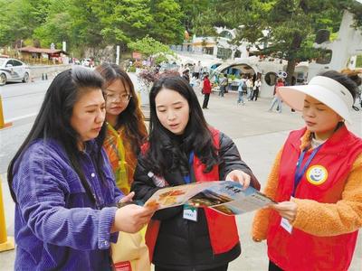 五一假期志愿者服務暖人心，佛坪熊貓谷景區(qū)秩序井然